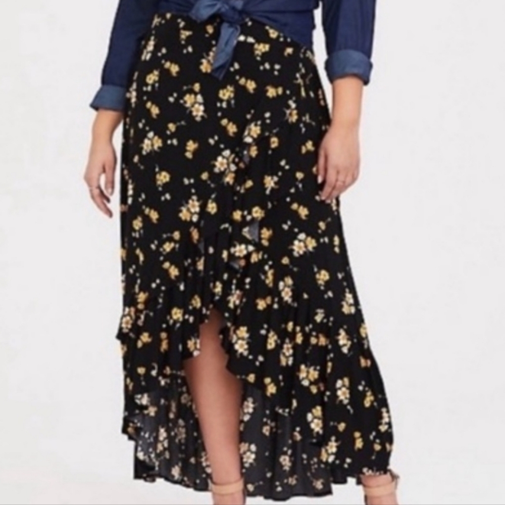 Torrid Floral Ruffle High-Low Skirt – Black with Yellow Blooms – Size 1 (1X)